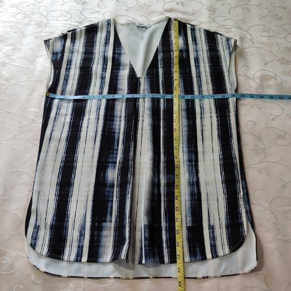 VINCE Brush Stroke Blouse Top Size XS Oversized Boxy Fit V-neck Blue white. - Picture 6 of 7